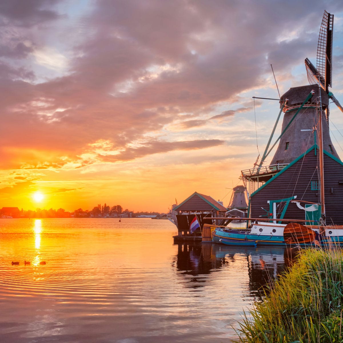 Zonsondergang bij een molen in West-Friesland