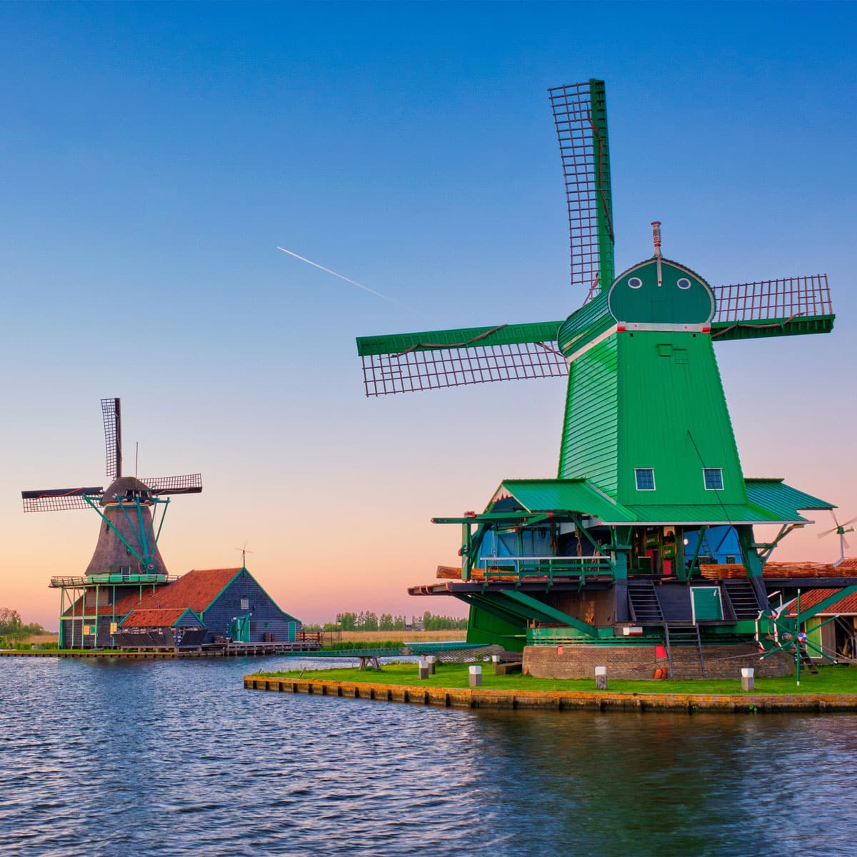 Molens aan het water in West-Friesland